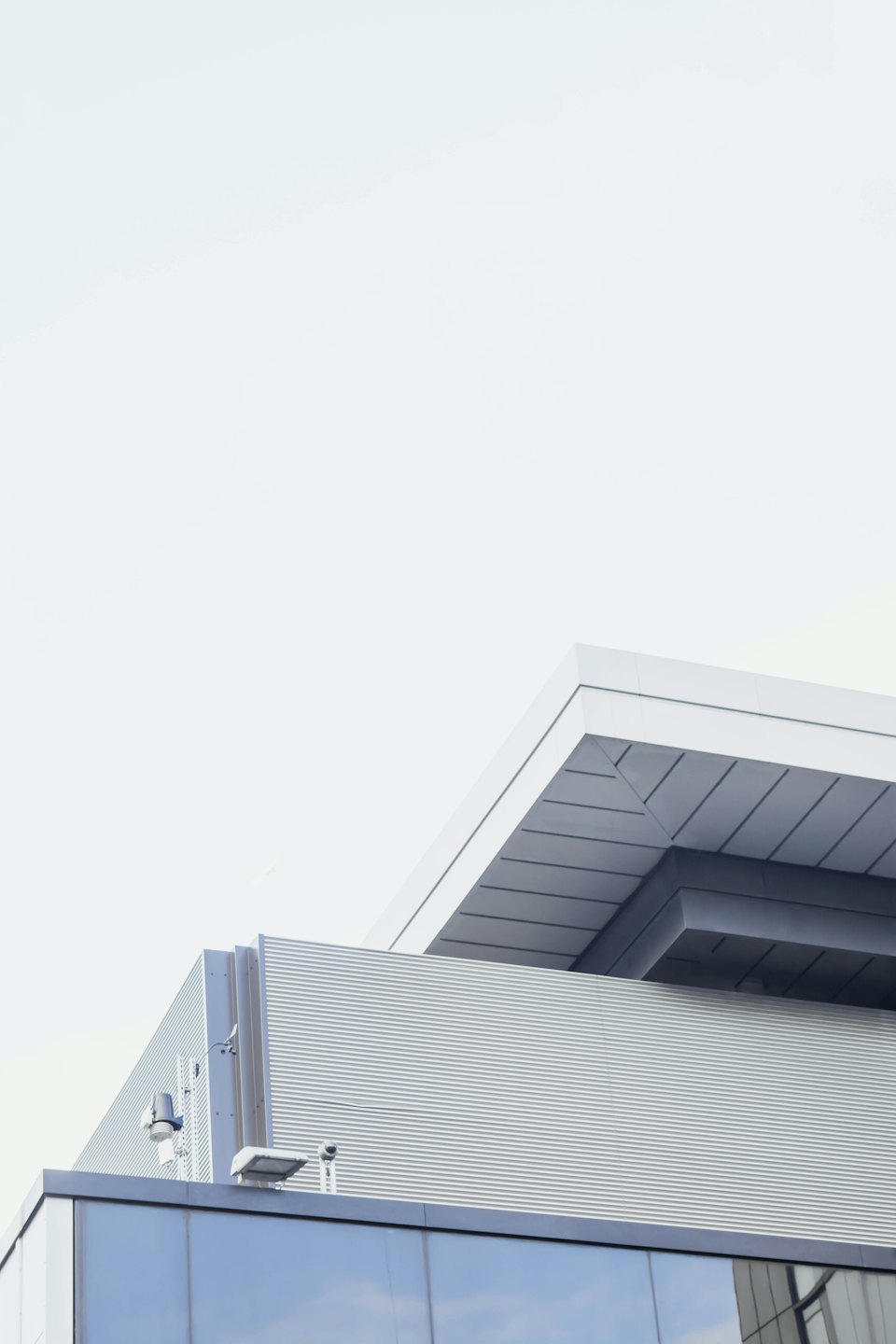 Modernes Gebäude mit Glasfenstern und Metallverkleidung.